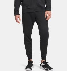 Under Armour UA ARMOUR FLEECE JOGGERS Spodnie męskie. Czarne długie spodnie sportowe męskie Under Armour, bez wzorów, z materiału, na fitness i siłownię. W wyprzedaży za 188.99 zł.