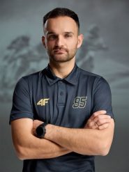4F Koszulka polo szybkoschnąca męska 4F x Bartosz Zmarzlik - czarna S. Czarne koszulki polo męskie 4f, m, bez wzorów, z dzianiny, klasyczne, bez kołnierzyka, bez ramiączek. Za 179.99 zł.