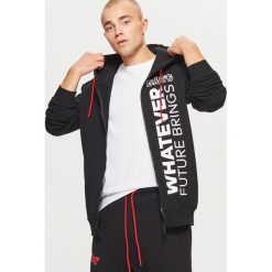 Bluza z napisami z kolekcji WHATEVER - Czarny. Bluzy nierozpinane męskie marki Cropp. W wyprzedaży za 69.99 zł.