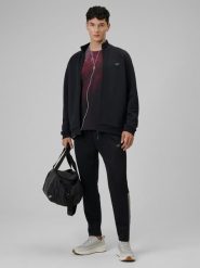 4F Spodnie treningowe szybkoschnące męskie - czarne M. Czarne długie spodnie sportowe męskie 4f, bez wzorów, ze skóry. Za 179.99 zł.