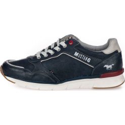 Mustang tenisówki męskie 41 ciemnoniebieskie. Niebieskie trampki męskie Mustang, bez wzorów, bez zapięcia. Za 266.00 zł.
