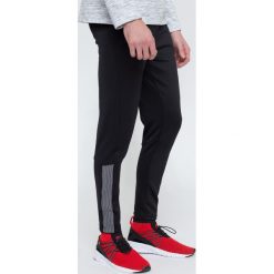 Spodnie treningowe męskie SPMTR203 - głęboka czerń. Czarne długie spodnie sportowe męskie 4f, z elastanu. W wyprzedaży za 99.99 zł.