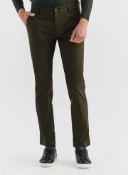 PAKO LORENTE – Zielone spodnie męskie o kroju Slim Fit. Zielone spodnie na co dzień męskie Pako Lorente, bez wzorów, z bawełny, casualowe. Za 119.99 zł.