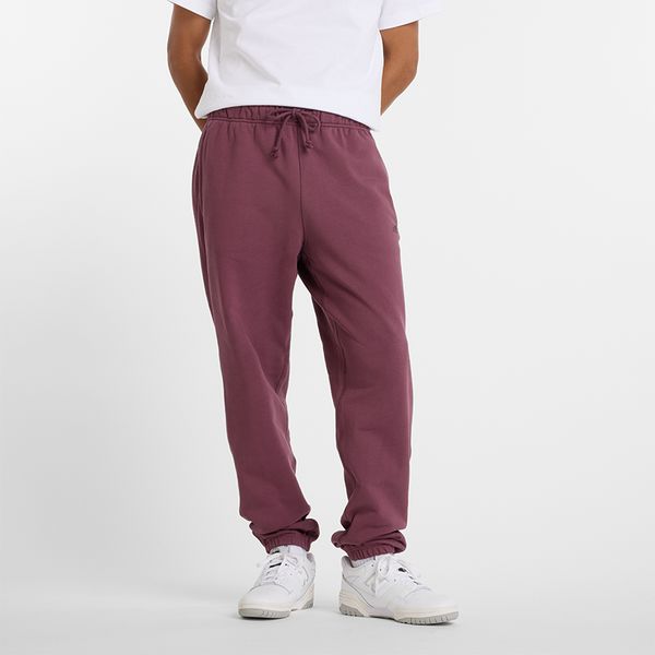 Spodnie męskie New Balance MP41508FDP – bordowe. Czerwone spodnie dresowe męskie New Balance, bez wzorów, z bawełny. Za 249.99 zł.