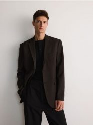 Marynarka regular fit z dodatkiem wiskozy - ciemnobrązowy. Brązowe marynarki męskie Reserved, l, bez wzorów, z tkaniny. W wyprzedaży za 119.99 zł.