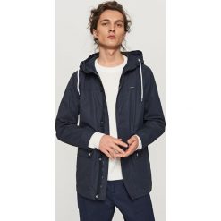 Parka z kontrastowymi detalami - Granatowy. Parki męskie marki Reserved. W wyprzedaży za 139.99 zł.