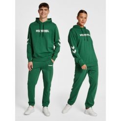 Bluza z logo Hummel Legacy. Zielone bluzy nierozpinane męskie HUMMEL, m, bez wzorów, sportowe, bez ramiączek, bez kaptura. W wyprzedaży za 132.90 zł.