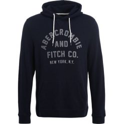 Abercrombie & Fitch BASIC LOGO Bluza z kapturem navy. Niebieskie bluzy nierozpinane męskie Abercrombie & Fitch, m, z bawełny, z kapturem. Za 349.00 zł.