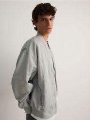 Kurtka bomberka - jasnoszary. Szare kurtki męskie Reserved, l, bez wzorów, bez ramiączek, bez kaptura. W wyprzedaży za 59.99 zł.