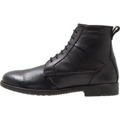Geox JAYLON Botki sznurowane black. Sztyblety męskie Geox. W wyprzedaży za 367.20 zł.