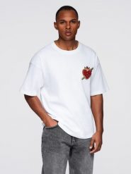 Męska bawełniana koszulka z biżuteryjną aplikacją na klatce piersiowej - biała V2. Białe t-shirty męskie Ombre Clothing, m, z aplikacjami, z bawełny, bez kołnierzyka, bez ramiączek. Za 255.99 zł.
