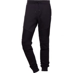 Belstaff WHITEGATE Spodnie treningowe black. Długie spodnie sportowe męskie marki Belstaff. W wyprzedaży za 450.45 zł.