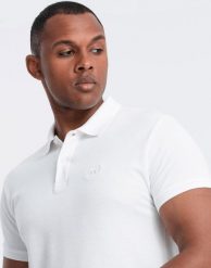 Ombre Jednokolorowa koszulka męska polo BASIC z dzianiny pique - biała V4 OM-POBS-0100 S. Białe koszulki polo męskie Ombre, m, bez wzorów, z dzianiny, bez kołnierzyka, bez ramiączek. Za 79.99 zł.