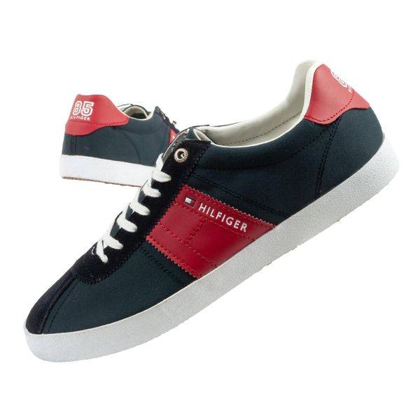 Buty sportowe trampki do chodzenia męskie Tommy Hilfiger. Czerwone trampki męskie Tommy Hilfiger, bez wzorów, sportowe, bez zapięcia. W wyprzedaży za 160.55 zł.