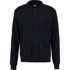 Armor lux TEDDY Kardigan rich navy. Niebieskie kardigany męskie Armor lux, z materiału. W wyprzedaży za 467.35 zł.