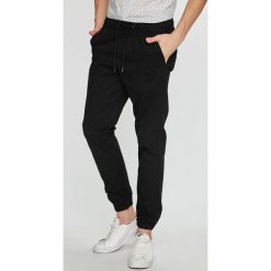 Jack & Jones - Spodnie. Szare spodnie na co dzień męskie Jack & Jones, z bawełny, casualowe. W wyprzedaży za 119.90 zł.