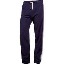Band of Outsiders TRACK TROUSERS Spodnie treningowe navy. Długie spodnie sportowe męskie marki Band of Outsiders. W wyprzedaży za 829.50 zł.