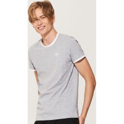 T-shirt z kontrastowym obszyciem - Szary. Szare t-shirty męskie House, z kontrastowym kołnierzykiem. Za 35.99 zł.