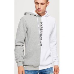 Dwukolorowa bluza z napisem - Jasny szary. Bluzy nierozpinane męskie marki Cropp. W wyprzedaży za 99.99 zł.