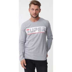 Szara Koszulka Elyse. Szare koszulki męskie z długim rękawem Born2be, l, bez wzorów, z materiału, bez kołnierzyka, bez ramiączek. Za 59.99 zł.