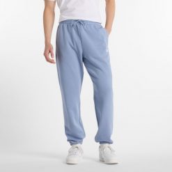 Spodnie męskie New Balance MP41519DUS – niebieskie. Niebieskie spodnie dresowe męskie New Balance, bez wzorów, z bawełny. Za 249.99 zł.