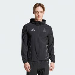 Kurtka z kapturem Real Madrid Tiro 2024/25. Czarne kurtki męskie ADIDAS, xs, bez wzorów, sportowe, bez ramiączek, z kapturem. W wyprzedaży za 335.00 zł.