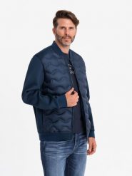 Kurtka męska bomberka z pikowanym wzorem – granatowa V2 - Rozmiar: S. Niebieskie kurtki męskie Ombre Clothing, l, z aplikacjami, z materiału, eleganckie, bez ramiączek, bez kaptura. W wyprzedaży za 287.99 zł.