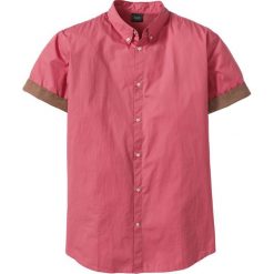 Koszula z krótkim rękawem Regular Fit bonprix jeżynowy. Fioletowe koszule męskie bonprix, z kontrastowym kołnierzykiem, z krótkim rękawem. Za 49.99 zł.