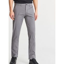 Klasyczne chinosy slim - Szary. Sztyblety męskie marki Reserved. Za 129.99 zł.