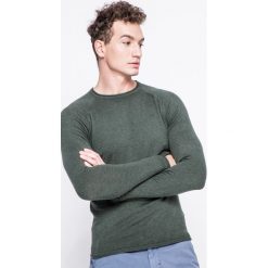 Wrangler - Sweter. Szare swetry męskie Wrangler, z bawełny, z okrągłym kołnierzem, z krótkim rękawem. W wyprzedaży za 129.90 zł.