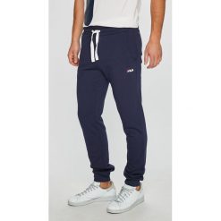 Fila - Spodnie. Szare spodnie na co dzień męskie Fila, casualowe. Za 239.90 zł.