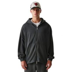 Bluza z kapturem Chicago Bulls z pełnym zamkiem Washed. Szare bluzy z kapturem męskie New Era, bez wzorów, z kapturem. W wyprzedaży za 296.00 zł.