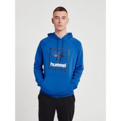 Bluza z kapturem Hummel Isam 2.0. Niebieskie bluzy nierozpinane męskie HUMMEL, l, bez wzorów, sportowe, bez ramiączek, z kapturem. Za 217.50 zł.