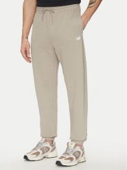 New Balance Spodnie dresowe Essentials MP41519 Beżowy Relaxed Fit. Brązowe spodnie dresowe męskie New Balance, bez wzorów, z dresówki. Za 169.99 zł.