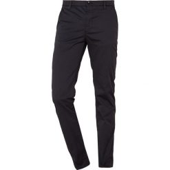 BOSS ATHLEISURE ROGAN Chinosy black. Czarne eleganckie spodnie męskie BOSS ATHLEISURE, z bawełny. Za 539.00 zł.