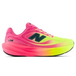 Buty męskie New Balance Infinion 1080 v15 TCS London Marathon M10802XQ – różowe. Czerwone buty do biegania męskie New Balance, bez wzorów, bez zapięcia, do biegania. Za 849.99 zł.
