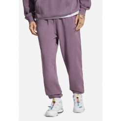 Spodnie dresowe męskie Prosto Flathead. Fioletowe spodnie dresowe męskie Prosto., bez wzorów, z dresówki. Za 309.99 zł.