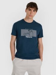 4F T-shirt regular z nadrukiem męski - granatowy S. Niebieskie t-shirty męskie 4f, m, bez wzorów, z bawełny, bez kołnierzyka, bez ramiączek. W wyprzedaży za 49.99 zł.