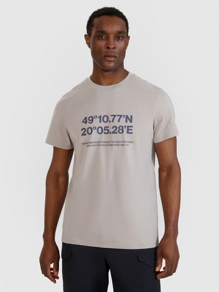 4F T-shirt regular z nadrukiem męski - szary L. Szare t-shirty męskie 4f, l, bez wzorów, z bawełny, bez kołnierzyka, bez ramiączek. W wyprzedaży za 39.99 zł.
