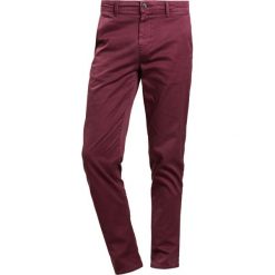 BOSS CASUAL SCHINO Chinosy open red. Eleganckie spodnie męskie marki BOSS CASUAL. W wyprzedaży za 349.30 zł.