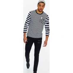 SPODNIE MĘSKIE JEANS Z SUWAKAMI I MODNYMI CIĘCIAMI. Spodnie na co dzień męskie marki TOP SECRET. W wyprzedaży za 59.99 zł.