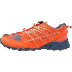 The North Face ULTRA MT II Obuwie do biegania Szlak scarlet ibis/shady blue. Buty do biegania męskie marki The North Face. W wyprzedaży za 439.20 zł.