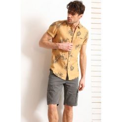 KOSZULA KRÓTKI RĘKAW MĘSKA SLIM FIT. Koszule męskie marki TOP SECRET. W wyprzedaży za 39.99 zł.