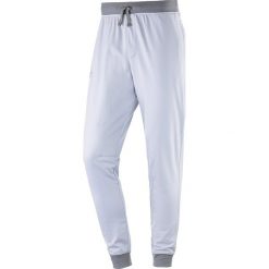 Spodnie sportowe w kolorze szarym. Szare spodnie dresowe męskie marki Under Armour, z materiału. W wyprzedaży za 129.95 zł.