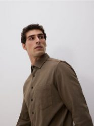 Koszula regular fit z bawełny - ciemnozielony. Zielone koszule męskie Reserved, l, bez wzorów, z bawełny, bez kołnierzyka, bez ramiączek. Za 139.99 zł.