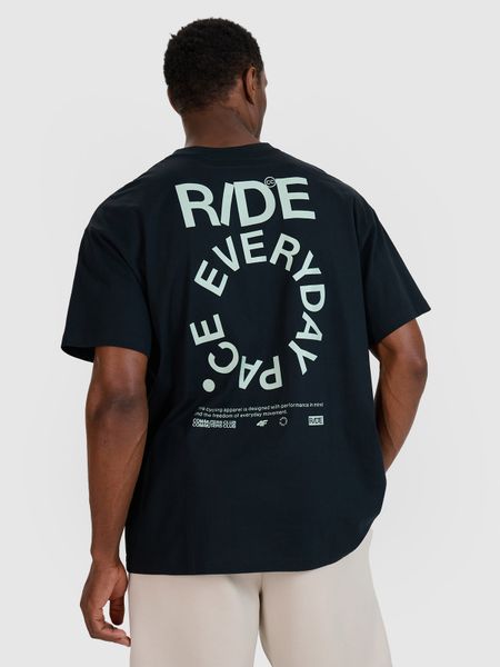 4F T-shirt oversize z nadrukiem męski - czarny M. Czarne t-shirty męskie 4f, m, bez wzorów, z bawełny, bez kołnierzyka, bez ramiączek. W wyprzedaży za 59.99 zł.