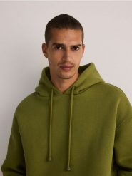 Bluza z kapturem - zielony. Zielone bluzy z kapturem męskie Reserved, l, bez wzorów, z bawełny, z kapturem. W wyprzedaży za 79.99 zł.