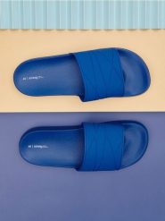 Klapki - niebieski. Niebieskie klapki i japonki męskie Sinsay, bez wzorów. Za 27.99 zł.