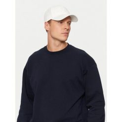 Czapka z daszkiem Guess. Białe czapki męskie Guess, z aplikacjami. Za 109.99 zł.