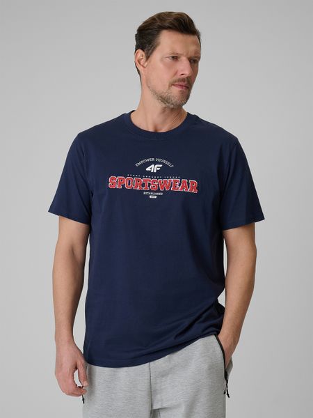 4F T-shirt regular z nadrukiem męski - granatowy L. Niebieskie t-shirty męskie 4f, l, bez wzorów, z bawełny, bez kołnierzyka, bez ramiączek. Za 69.99 zł.